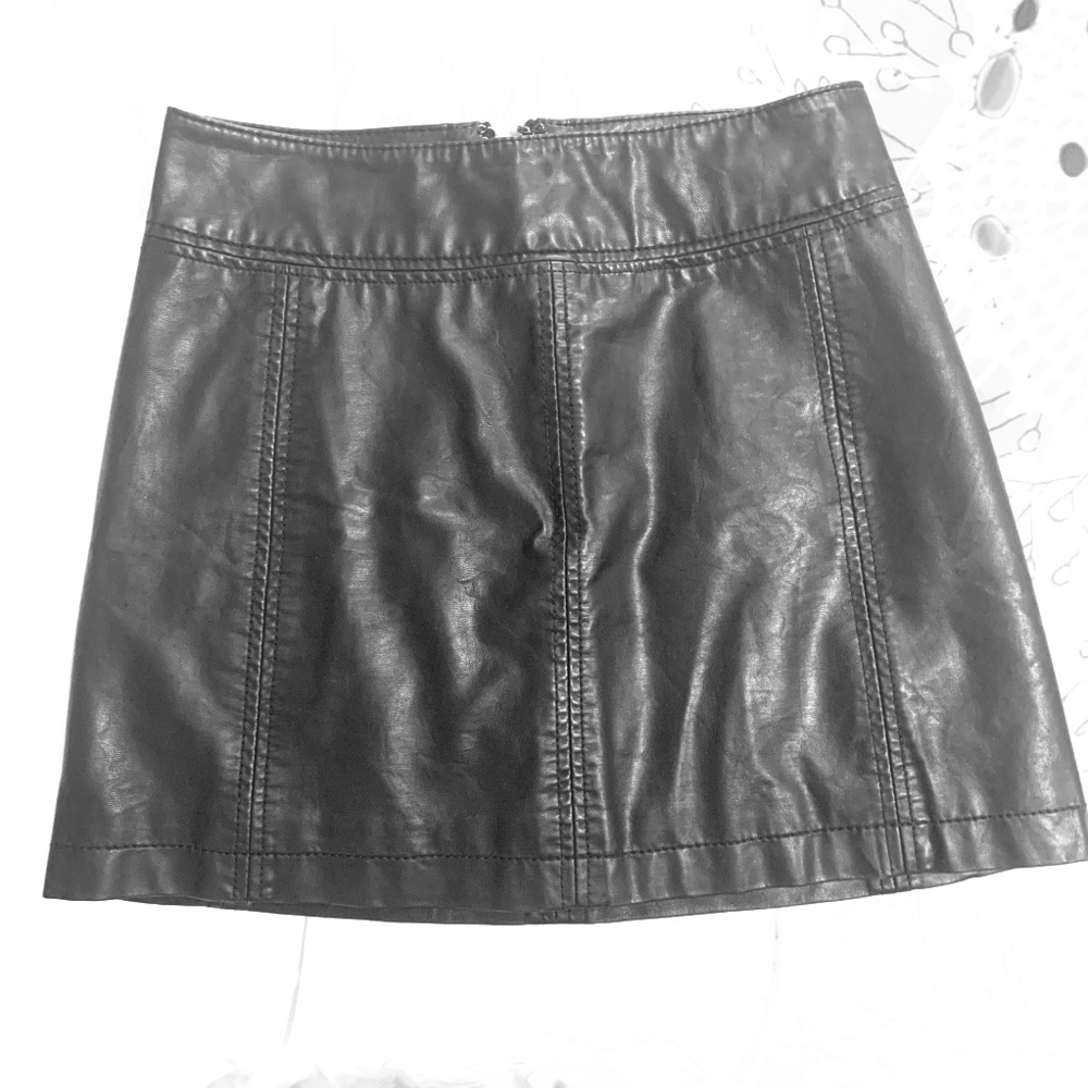 Black vegan leather mini skirt 🖤